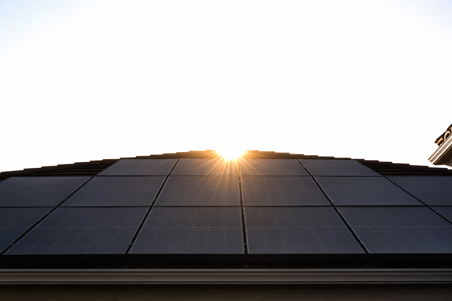 Telhado com painéis solares visto de baixo, com o sol em destaque